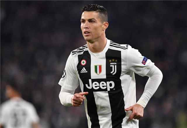 罗伊·哈勒戴在个人季后赛处女秀投出无安打比赛，成为历史第二人