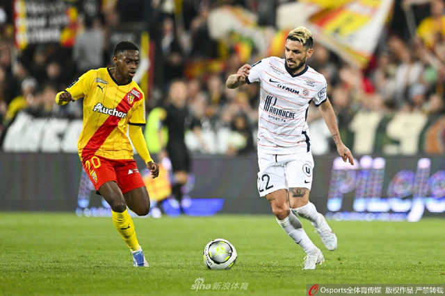 达成生涯400助里程碑，梅西赛后把球衣送给了看台上的父母